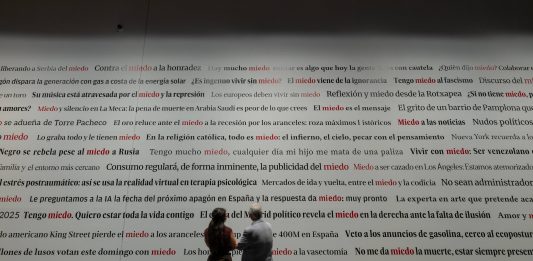 Antoni Muntadas explora «Otros miedos» en el MUN (Pamplona): del encierro pamplonés a la construcción social del temor
