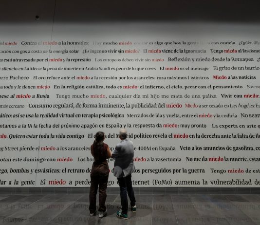 Antoni Muntadas explora «Otros miedos» en el MUN (Pamplona): del encierro pamplonés a la construcción social del temor