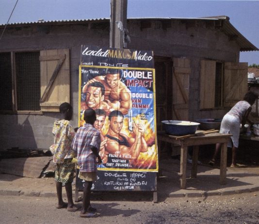 ‘Col·lisió extrema’ en la Filmoteca de Catalunya (Barcelona): el arte de los carteles de cine pintados a mano en Ghana