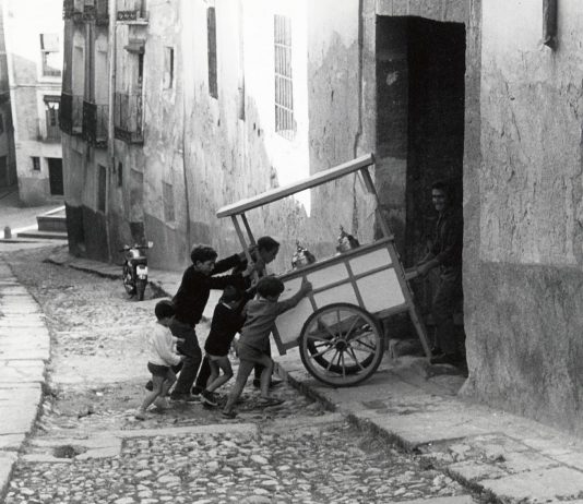 Cristóbal Hara en la Fundación Juan March Palma: relatos escolares que iluminan la fotografía