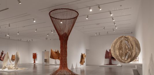 ‘Entes’: Aurèlia Muñoz y un universo poblado por seres híbridos en el Museo Reina Sofía (Madrid)