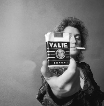 Adiós a VALIE EXPORT, artista feminista y pionera en el ámbito de la performance