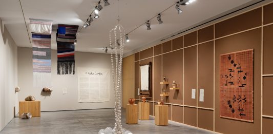 «A media lumbre» en Es Baluard (Palma): el arte contemporáneo vuelve la mirada hacia los oficios