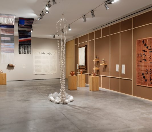 «A media lumbre» en Es Baluard (Palma): el arte contemporáneo vuelve la mirada hacia los oficios