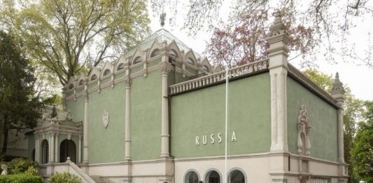 La Unión Europea se apresta a suspender el financiamiento para La Biennale di Venezia