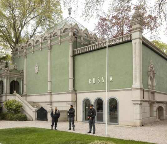 La Unión Europea se apresta a suspender el financiamiento para La Biennale di Venezia