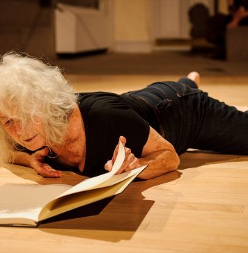 Muere Simone Forti, la artista que revolucionó la relación entre el cuerpo y la performance