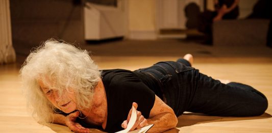 Muere Simone Forti, la artista que revolucionó la relación entre el cuerpo y la performance