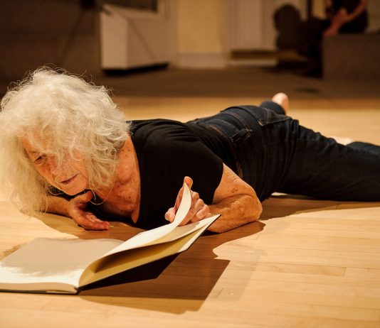 Muere Simone Forti, la artista que revolucionó la relación entre el cuerpo y la performance