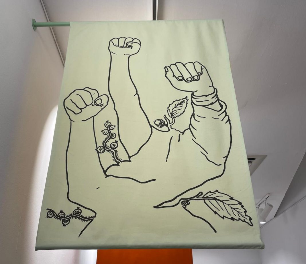 ‘Ser injerto. Tejiendo relaciones ecodependientes con la vida’https://www.exibart.es/repository/media/formidable/11/img/19b/brazos-verdes-2-e1749792856771-1068x922.jpeg