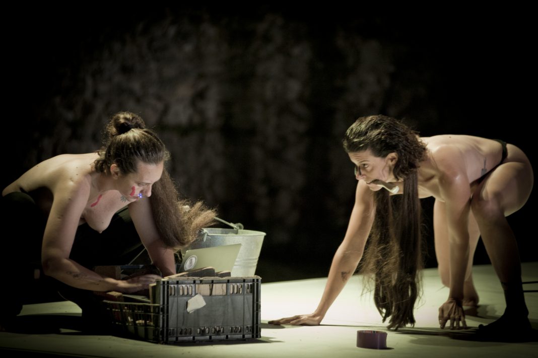 Es solo un día. Carolina Campos y Márcia Lançahttps://www.exibart.es/repository/media/formidable/11/img/37e/La-fotografia-es-de-Susana-Paiva_0-1068x711.jpg