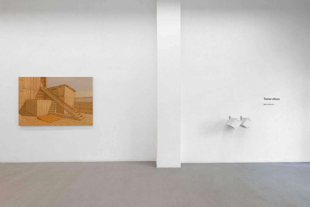 Marco Bizzarri – ‘Tomar altura’https://www.exibart.es/repository/media/formidable/11/img/385/1-BALAZSI_TOMAR_ALTURA-6-1068x712.jpg