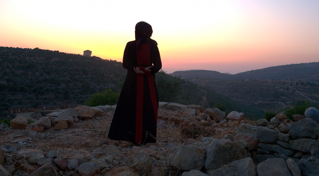 Basel Abbas y Ruanne Abou-Rahme — ‘Prisioneros del amor. Hasta el sol de la libertad’https://www.exibart.es/repository/media/formidable/11/img/491/basel-1-1280x708-1-1068x591.png