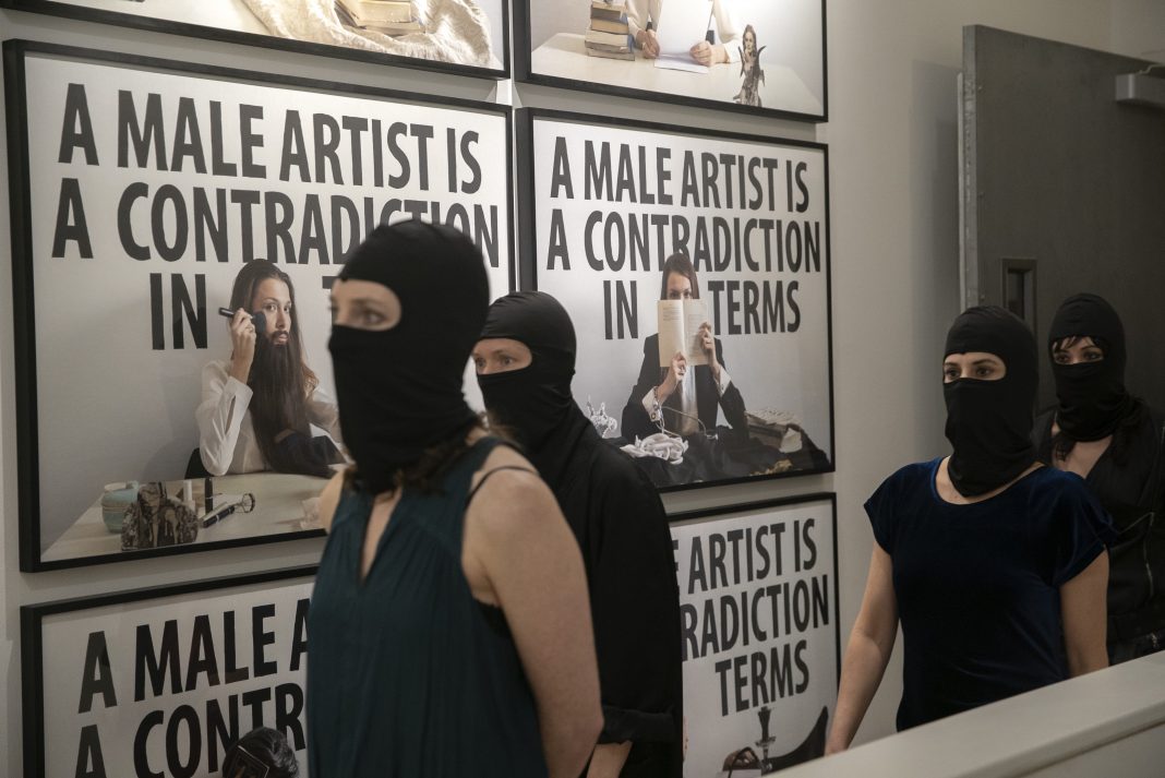 Poemas que nunca mostraré. Chiara Fumai 2007-2017.https://www.exibart.es/repository/media/formidable/11/img/610/21A-1068x713.jpg