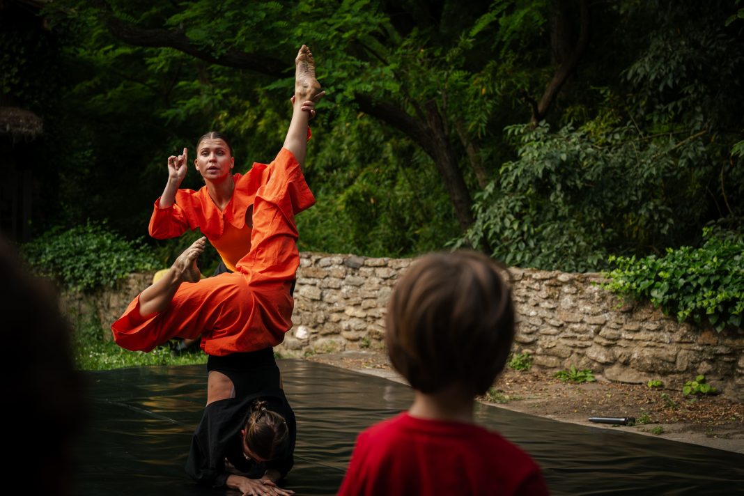 Alena & Alina Krutskikh – Performance ‘El Creador’https://www.exibart.es/repository/media/formidable/11/img/86a/Niu_Editades-141-1-1068x712.jpg