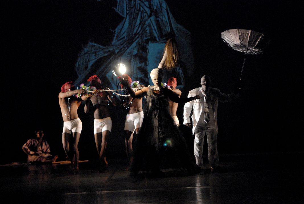 Espacios cambiantes que inclinan el tiempo: performance, esferas públicas, encarnación y práctica decolonial en la Sudáfrica contemporánea:https://www.exibart.es/repository/media/formidable/11/img/96e/Body-of-Evidence-1068x715.jpg