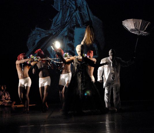 Espacios cambiantes que inclinan el tiempo: performance, esferas públicas, encarnación y práctica decolonial en la Sudáfrica contemporánea: