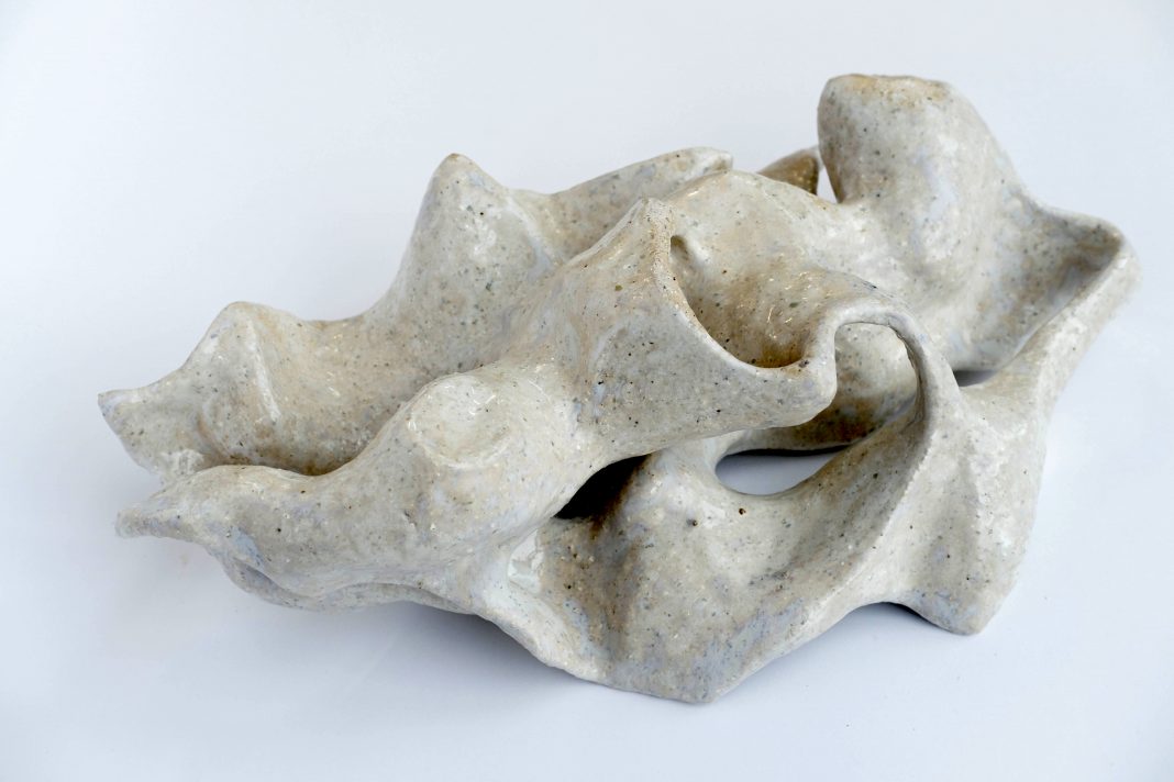 Majka Tkáčiková – ‘En otros lugares mi nombre suena distinto’https://www.exibart.es/repository/media/formidable/11/img/b5f/In-between_Majka-Tkacikova_2026_Ceramic-sculpture_2-1068x712.jpg