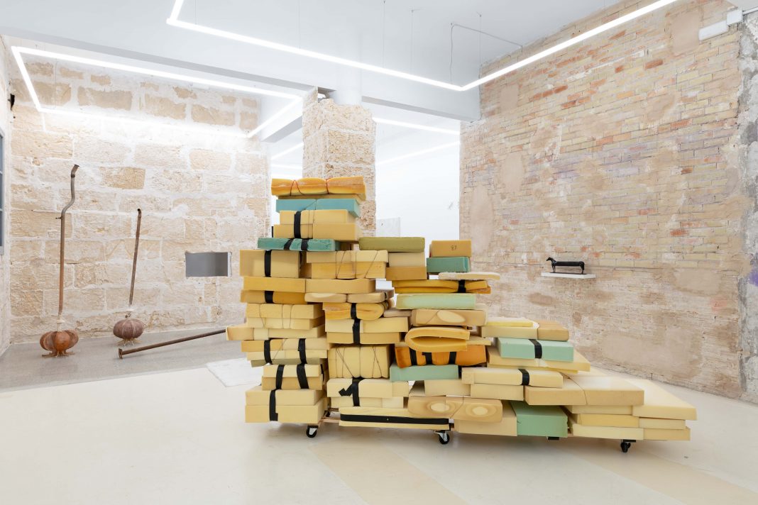 Exposición colectiva ‘N.I.T: Nucli d’Intensitat Transitòria’https://www.exibart.es/repository/media/formidable/11/img/db9/7-REUS_NIT-16-1-1068x712.jpg