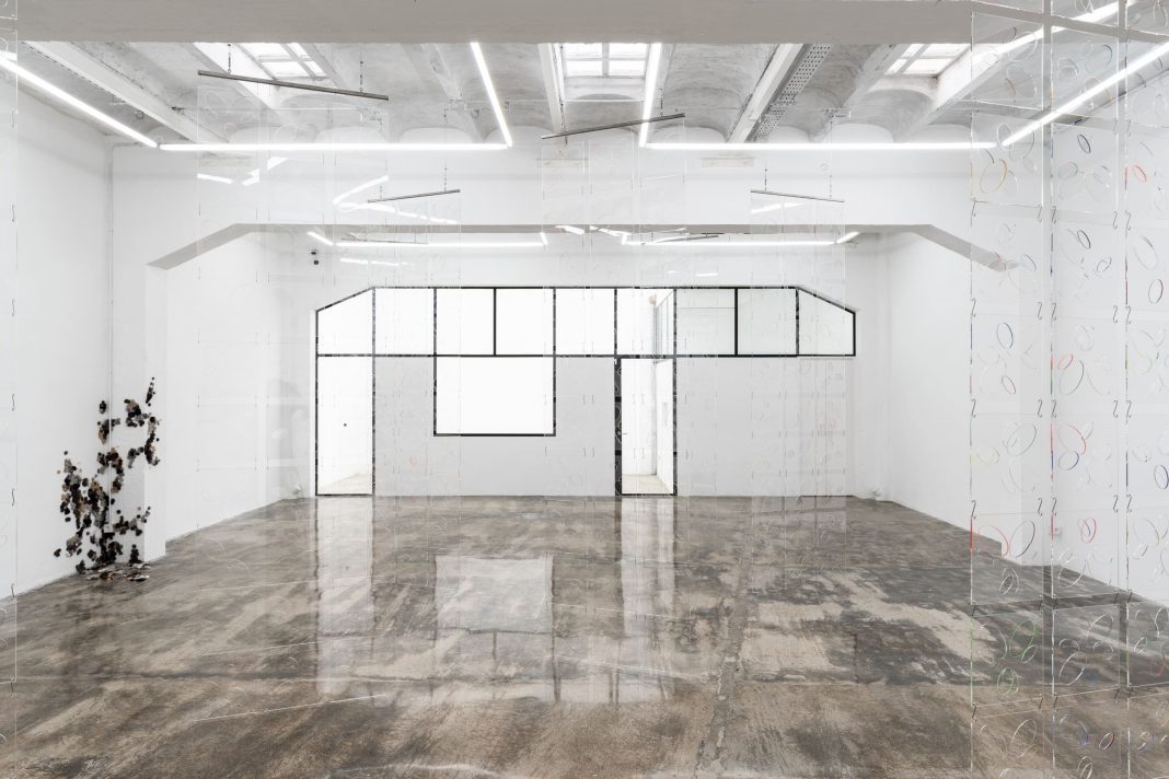 Arocha y Schraenen – ‘Spinning Rumours Ópalo’https://www.exibart.es/repository/media/formidable/11/img/e56/0039_GALERIA-FERMAY_Carla-Arocha-Stephane-Schraenen_Photo-©-Grimalt-de-Blanch-1068x712.jpg