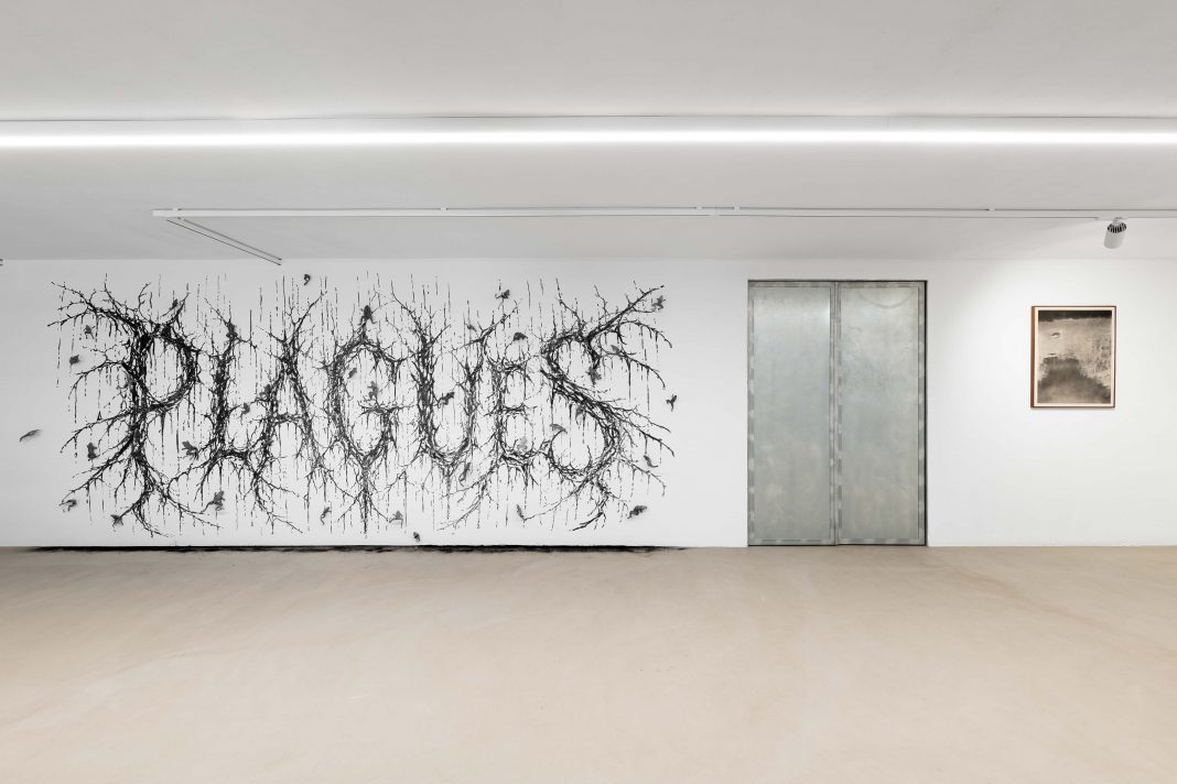 Patrick Goddard – ‘Plagues’https://www.exibart.es/repository/media/formidable/11/img/ed2/9-BALAZSI_PLAGUES_WORKS-16-1068x712.jpg