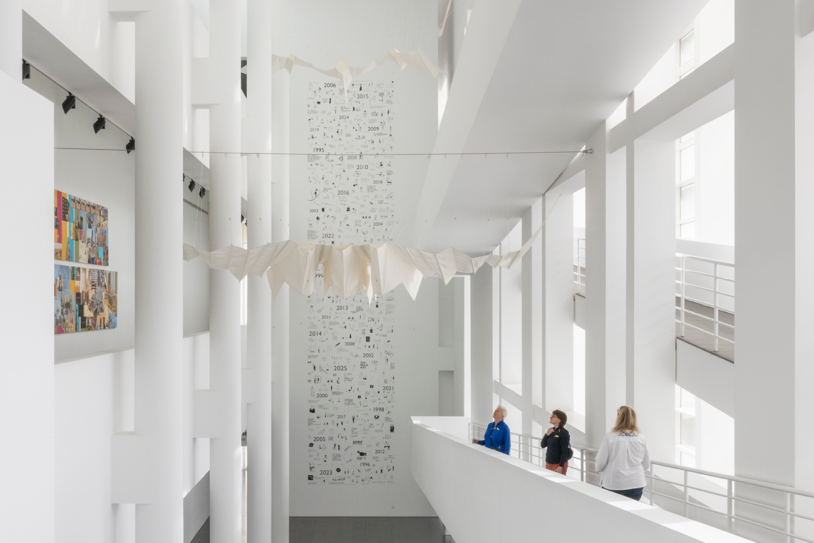 Aurèlia Muñoz – ‘Pájaros-cometas’https://www.exibart.es/repository/media/formidable/11/img/f3c/Ocells-estels_Roberto-Ruiz-814x543-1.png